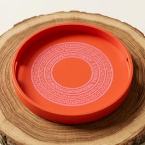 Plato decorativo redondo de madera lacada a mano estilo Olinalá Guerrero en tono naranja vibrante, ideal para joyería o centro de mesa