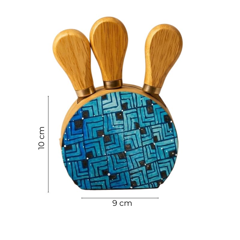 Base de madera para tres cuchillos de queso pintada a mano con patrones de alebrije en tonos azules.
