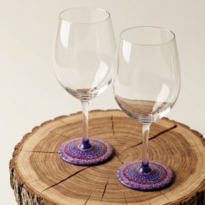 Copas de cristal artesanales con base pintada a mano con arte oaxaqueño, ideales para regalos de lujo o cenas exclusivas.