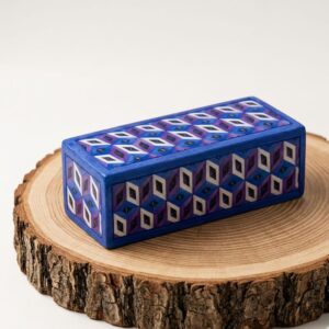 Caja de dominó de madera pintada a mano estilo alebrije azul y morado sobre rodaja rústica.