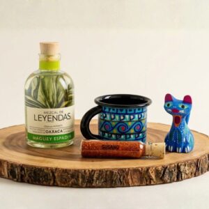 Kit de mezcal artesanal con botella de mezcal de Oaxaca, pocillo de peltre pintado a mano, sal de gusano y alebrije azul.