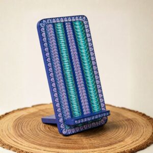 Soporte para teléfono móvil artesanal decorado por artesanos de Oaxaca, ideal para escritorio o regalo premium.