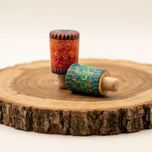 Tapon de corcho para botellas con cabezal de alebrije pintado a mano, ideales para regalos corporativos y de lujo.