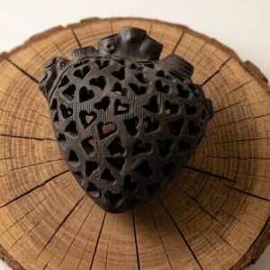 Figura decorativa de corazón calado en barro negro de Oaxaca, ideal para decoración mexicana de interiores o regalo premium.