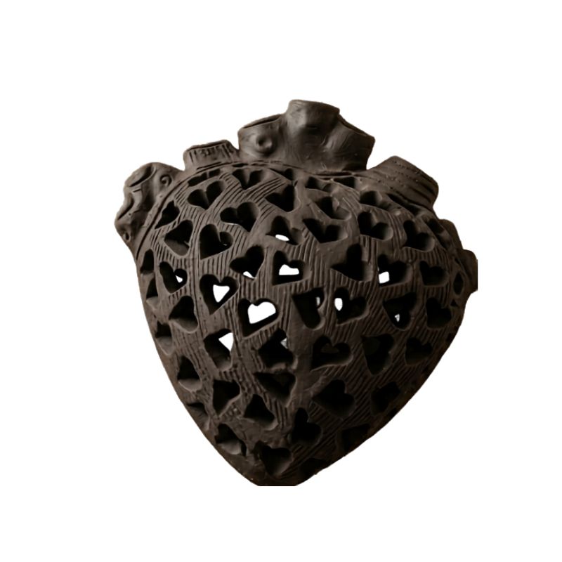 Figura decorativa de corazón calado en barro negro de Oaxaca, ideal para decoración mexicana de interiores o regalo premium.
