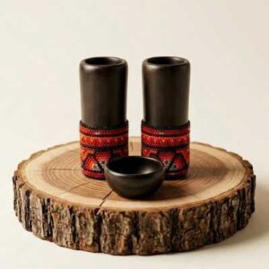 Caballitos mezcaleros de barro negro de Oaxaca y chaquira huichola, juego de shots artesanales exclusivos.