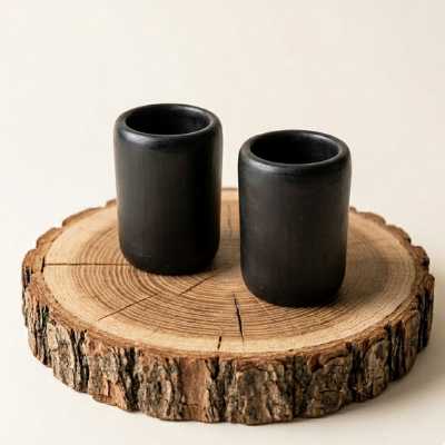 Caballitos tequileros de barro negro de Oaxaca, juego mezcalero minimalista exclusivo para barra premium.