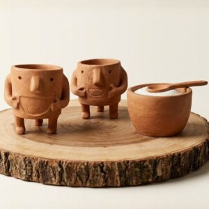 Tazas artesanales de barro rojo con diseño antropomórfico y patitas hechas a mano, ideal para café o regalo original de lujo.