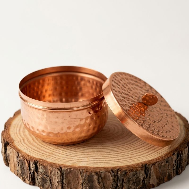 Contenedor especiero artesanal de cobre mexicano martillado para decoración de cocina gourmet.