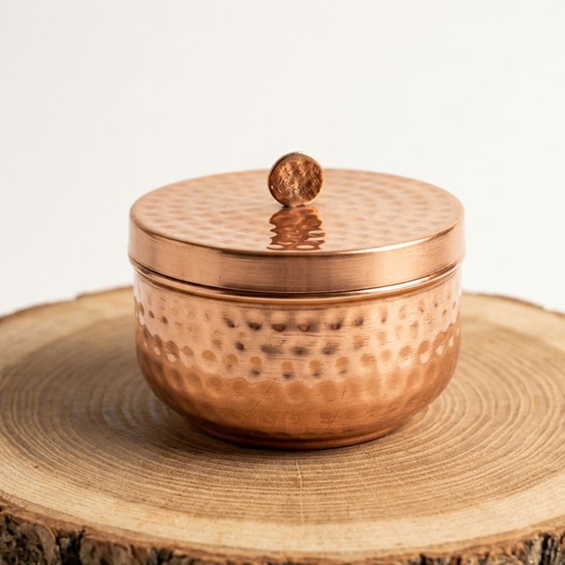 Contenedor especiero artesanal de cobre mexicano martillado para decoración de cocina gourmet.