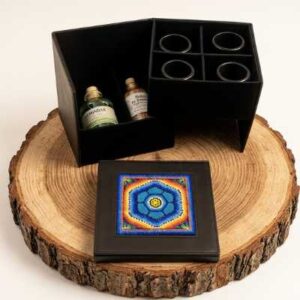 Kit de mezcal premium con estuche de arte huichol hecho a mano, regalo corporativo de lujo exclusivo.