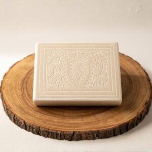 Caja organizadora de té de madera lacada a mano estilo Olinalá Guerrero en tono crema, ideal para regalo de lujo.