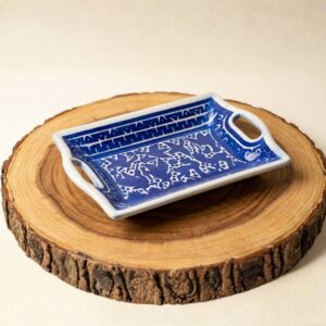 Charola decorativa artesanal hecha a mano con maque de Olinalá Guerrero en tonos azul cobalto, ideal para servicio gourmet.