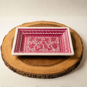 Charola decorativa artesanal hecha a mano con maque de Olinalá Guerrero en tonos azul cobalto, ideal para servicio gourmet.