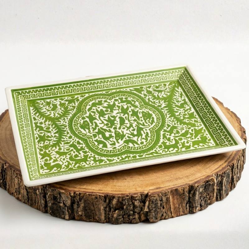 Charola decorativa artesanal hecha a mano con maque de Olinalá Guerrero en tonos azul cobalto, ideal para servicio gourmet.