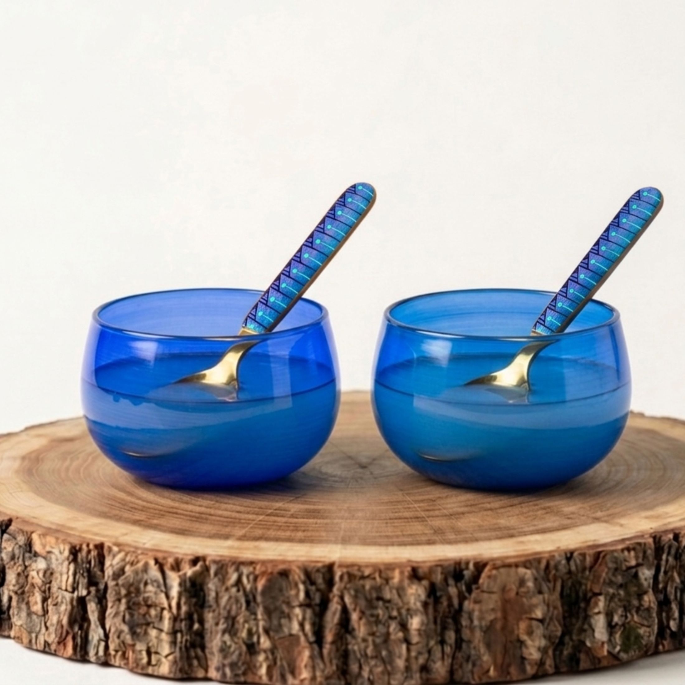 Tazones artesanales de vidrio soplado y cucharas con mango de alebrije oaxaqueño tallado a mano, ideal para regalo premium.