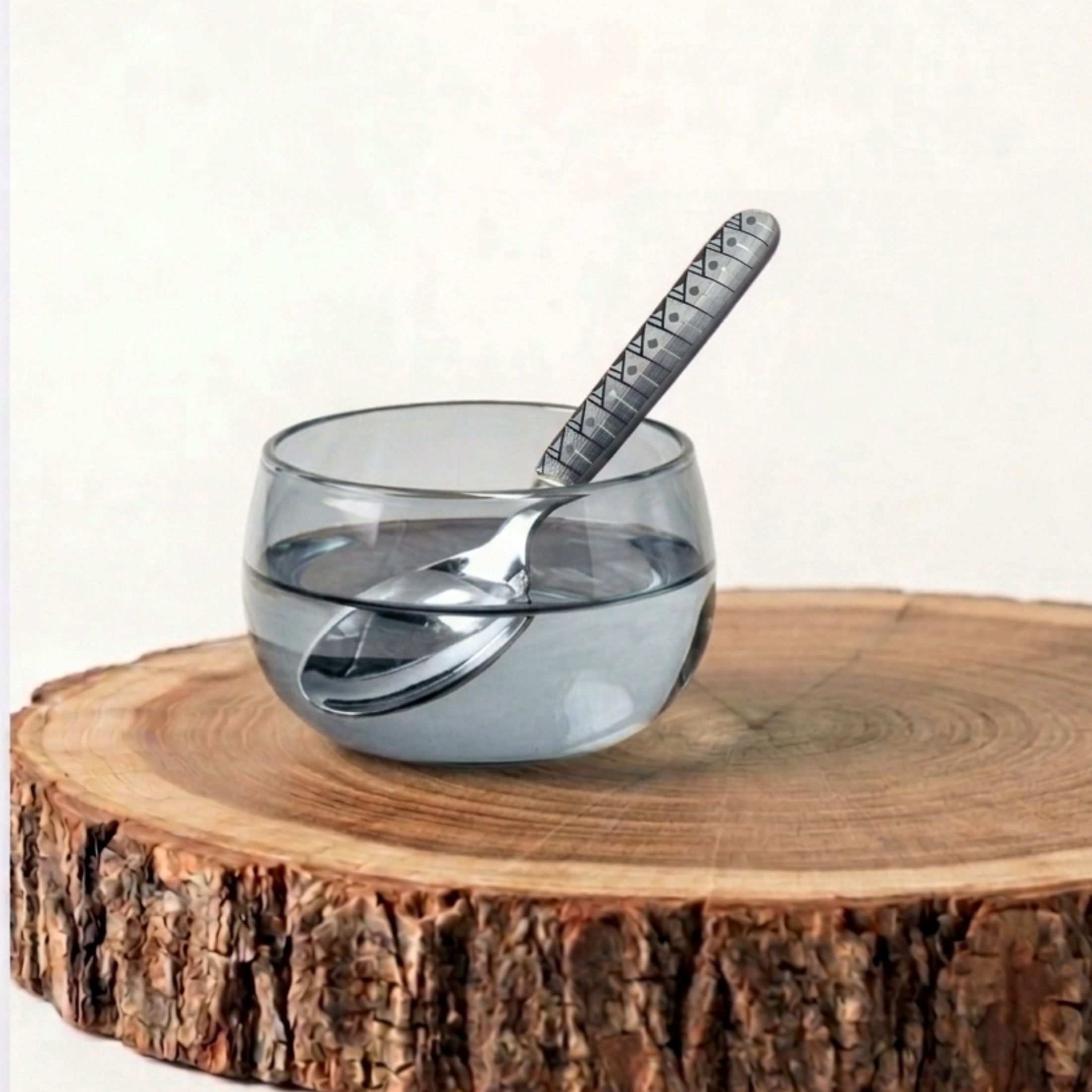 Tazones artesanales de vidrio soplado y cucharas con mango de alebrije oaxaqueño tallado a mano, ideal para regalo premium.