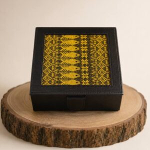 Caja organizadora para té de cuero negro con textil de rebozo tradicional mexicano, accesorio decorativo de lujo
