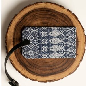 Etiqueta de equipaje de rebozo tradicional mexicano con correa de piel negra, accesorio de viaje exclusivo.