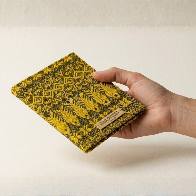 Funda para pasaporte de rebozo tradicional mexicano, accesorio de viaje exclusivo de alta gama.