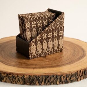 Portavasos artesanales de cuero con textil de rebozo tradicional mexicano en tono crema y café, accesorios de mesa exclusivos