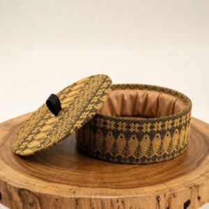 Tortillero con textil de rebozo mexicano color crema y café, accesorio de mesa exclusivo.