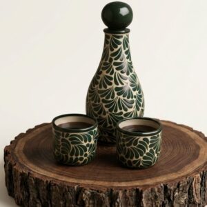 Licorera de talavera poblana con vasos mezcaleros hechos a mano, juego de licor exclusivo de alta gama.