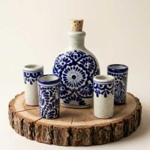 Juego licorero artesanal de talavera poblana, estuche de degustación premium azul cobalto y blanco.