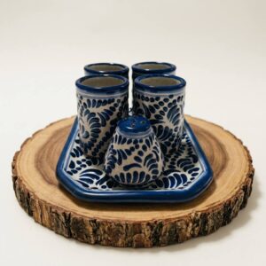 Set de caballitos tequileros artesanales de talavera poblana hechos a mano, accesorio de bar exclusivo.