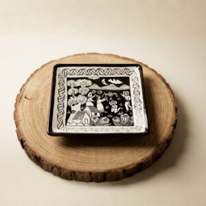 Charola decorativa artesanal pintada a mano con arte tradicional de Xalitla Guerrero, ideal para servir o regalo gourmet premium.