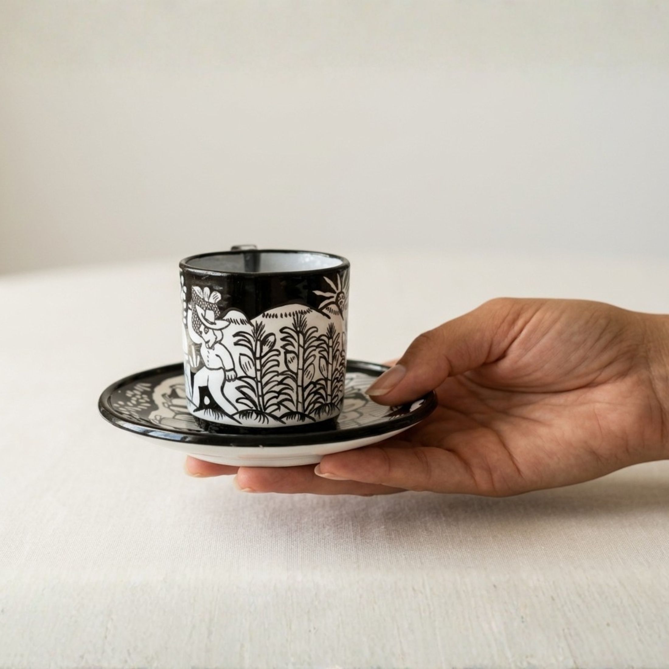 Tazas de cerámica para espresso decoradas a mano con arte tradicional de Guerrero, ideales para barra de café o regalo de lujo.