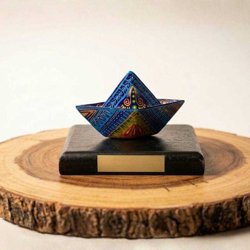 artesanal de madera tallada y pintada a mano tipo alebrije con placa dorada, ideal para premios empresariales de lujo.