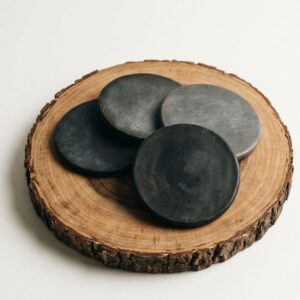 Coasters o portavasos artesanales de barro negro hechos a mano, ideales para barra de bar o regalo corporativo premium.