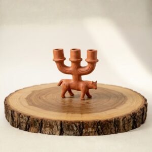 Candelabro artesanal de barro rojo moldeado a mano con figura zoomorfa, ideal para decoración mística y regalos de lujo.