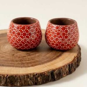 Set mezcalero artesanal con técnica de capulineado michoacano hecho a mano, ideal para barra o regalo cultural.