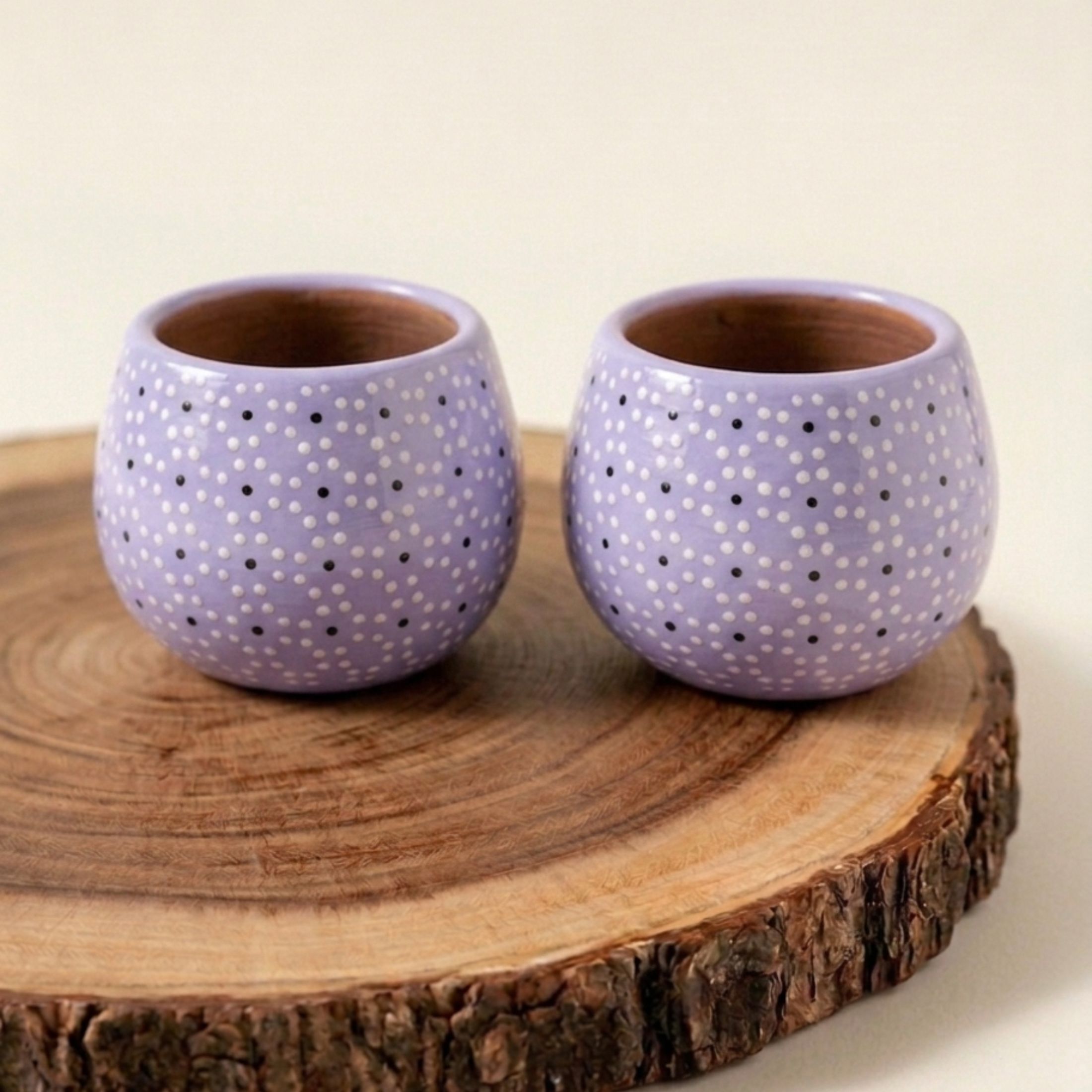 Set mezcalero artesanal con técnica de capulineado michoacano hecho a mano, ideal para barra o regalo cultural.