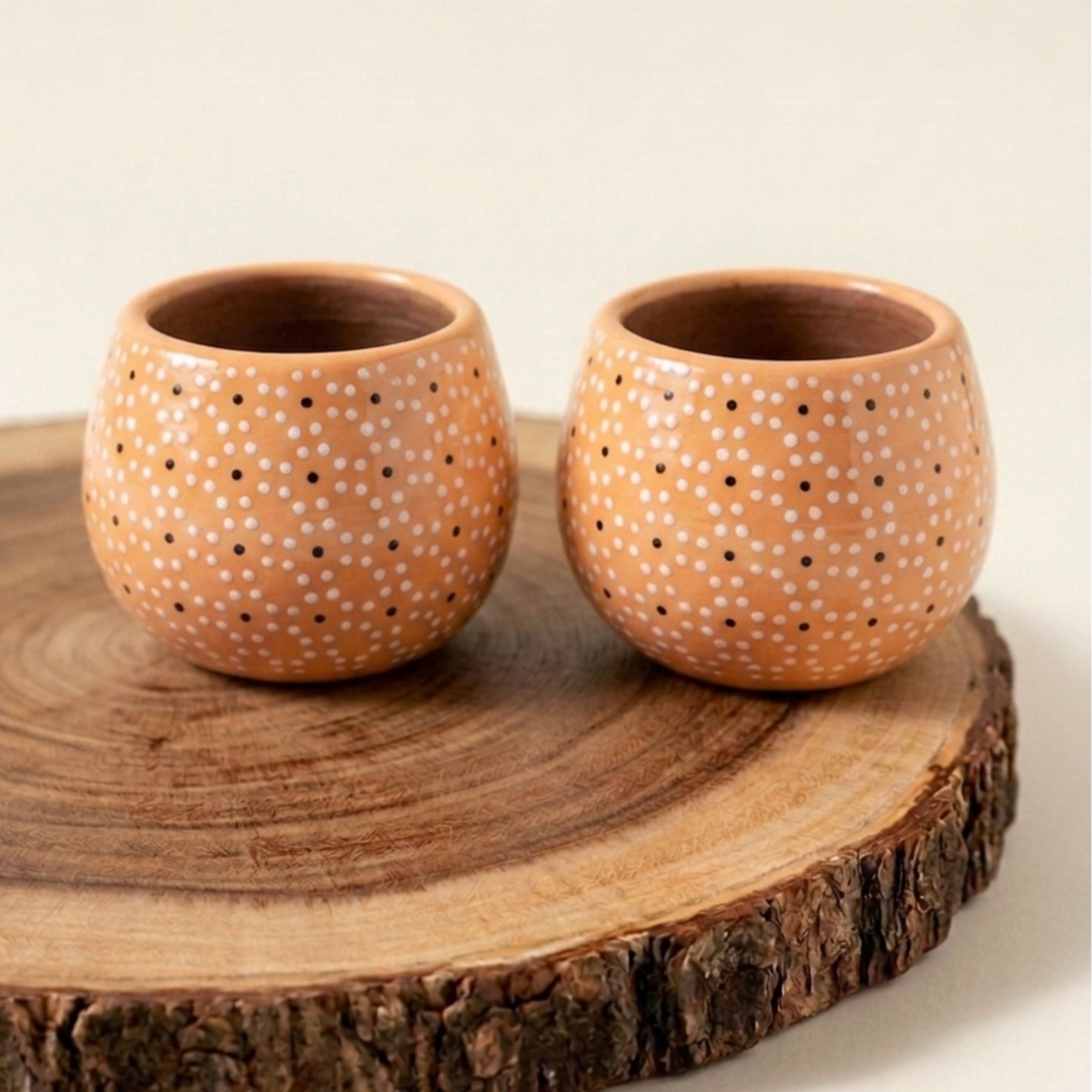 Set mezcalero artesanal con técnica de capulineado michoacano hecho a mano, ideal para barra o regalo cultural.