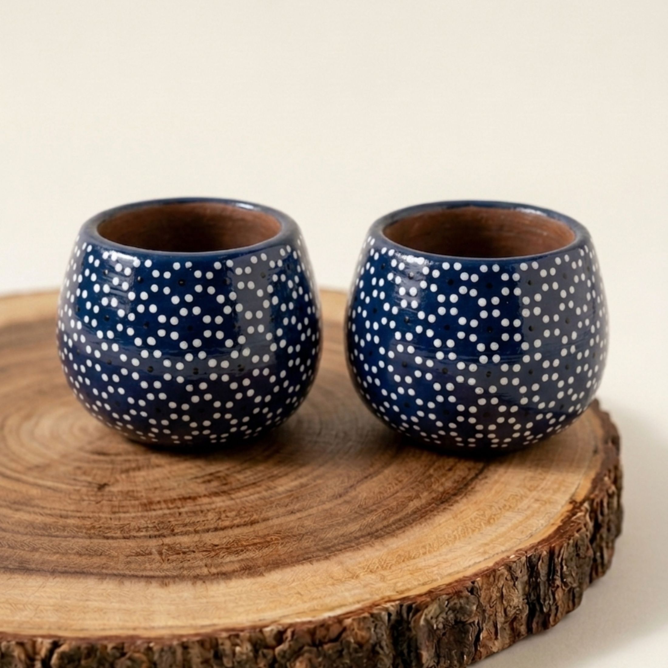 Set mezcalero artesanal con técnica de capulineado michoacano hecho a mano, ideal para barra o regalo cultural.