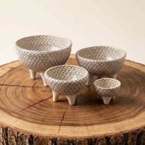 Salseras artesanales de barro con diseño de molcajete de tres patas hechos a mano, ideales para mesa mexicana premium.