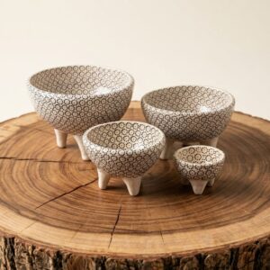 Salseras artesanales de barro con diseño de molcajete de tres patas hechos a mano, ideales para mesa mexicana premium.