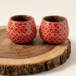 Set mezcalero artesanal con técnica de capulineado michoacano hecho a mano, ideal para barra o regalo cultural.