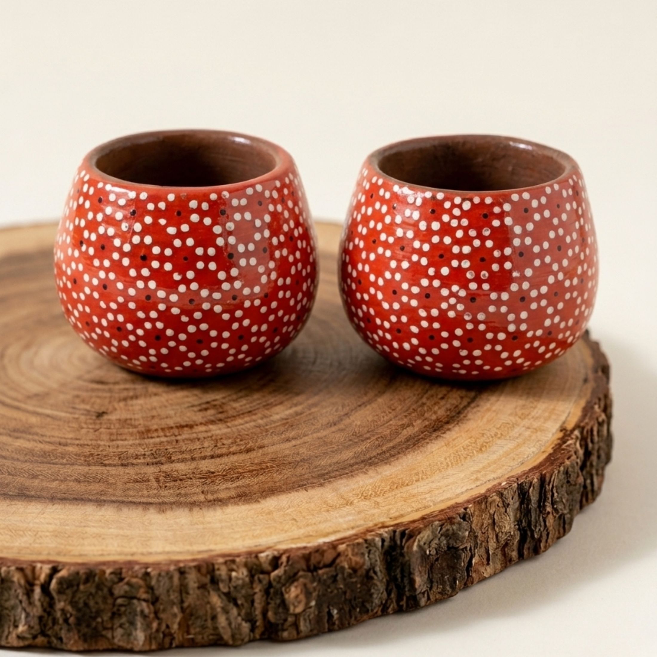 Set mezcalero artesanal con técnica de capulineado michoacano hecho a mano, ideal para barra o regalo cultural.
