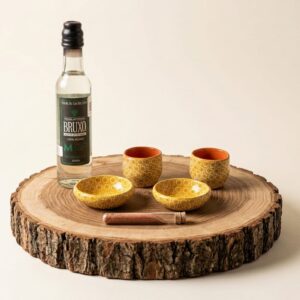 Juego de copitas de mezcal artesanales con técnica capulineada de Michoacán y botella, ideal para regalo exclusivo de alta gama.