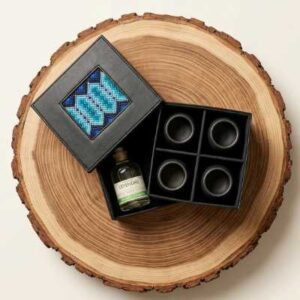 Estuche de regalo tequilero artesanal, set de caballitos y destilado premium de diseño mexicano.