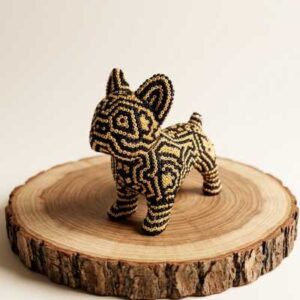 Figura decorativa artesanal de bulldog francés con microchaquira huichola premium de alta gama.