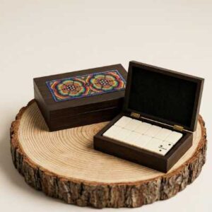 Juego de dominó premium con estuche artesanal huichol, set de mesa exclusivo y elegante.