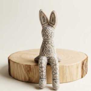 Figura de conejo artesanal con microchaquira huichola, pieza de arte objeto mexicana de lujo.