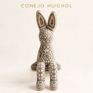 Conejo Huichol artesanal en tonos crema con chaquira, artesanía mexicana Wixárika