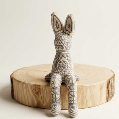 Figura de conejo artesanal con microchaquira huichola, pieza de arte objeto mexicana de lujo.
