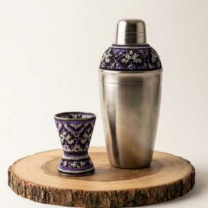 Shaker y medidor jigger artesanales con microchaquira huichola, kit de mixología de lujo exclusivo.
